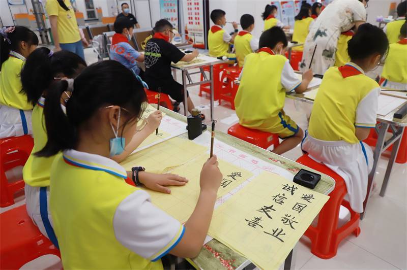 2021年7月10日，鄂州市科協(xié)組織蓮花小學(xué)學(xué)生在鄂州市科技館開展社會(huì)主義核心價(jià)值觀系列活動(dòng)，圖為開展的遨游翰墨筑夢(mèng)華夏書法活動(dòng)，學(xué)生認(rèn)真寫字中.jpg