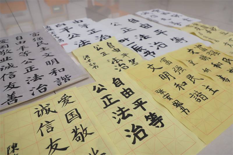 2021年7月10日，鄂州市科協(xié)組織蓮花小學(xué)學(xué)生在鄂州市科技館開展社會(huì)主義核心價(jià)值觀系列活動(dòng)，圖為開展的遨游翰墨筑夢(mèng)華夏書法活動(dòng)，學(xué)生作品.jpg