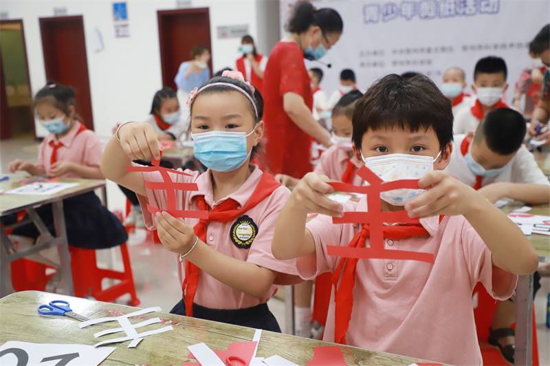 2021年7月10日，鄂州市科協(xié)組織落駕坪小學(xué)學(xué)生在鄂州市科技館開展社會(huì)主義核心價(jià)值觀系列活動(dòng)，圖為開展的紅色剪影圓夢(mèng)中華剪紙活動(dòng)，同學(xué)們展示自己的半成品.jpg