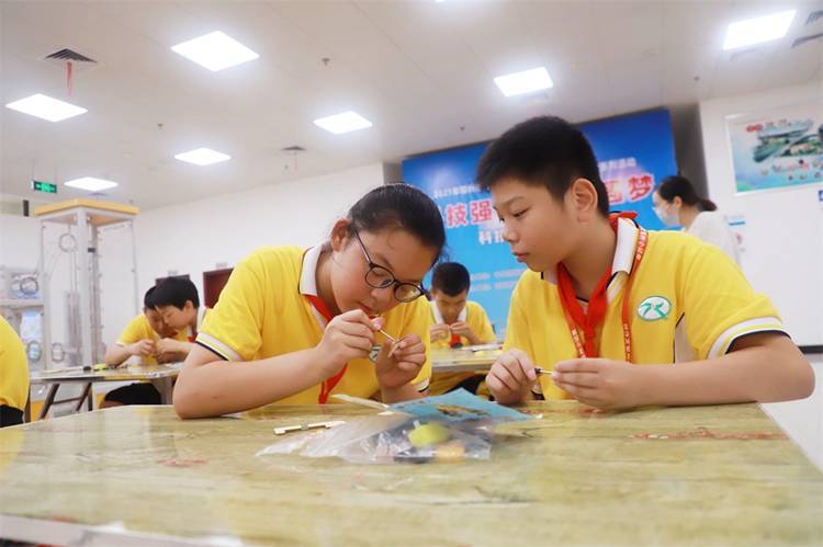 2021年7月9日鄂州市科協(xié)組織新民街小學(xué)學(xué)生在鄂州市科技館開展社會主義核心價(jià)值觀系列活動，圖為開展的科技創(chuàng)新圓夢中華科技小制作活動，孩子們正在相互配合制作蠕蟲機(jī)器人.jpg