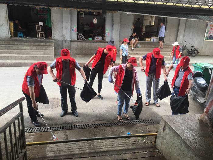 圖為6月28日，市科協(xié)副主席陳少斌（右一）帶領科普志愿者在考棚社區(qū)十字街路開展衛(wèi)生大掃除。.JPG