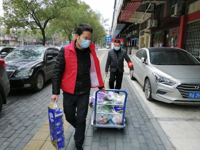 疫情期間，市科協(xié)給社區(qū)困難群體發(fā)放生活物資 (1).jpg