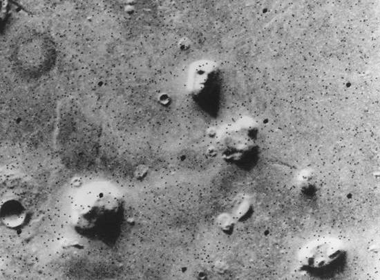 火星上的臉 圖片來源：Viking 1， NASA - Viking 1 Orbiter， image F035A72 （Viking CD-ROM Volume 10）